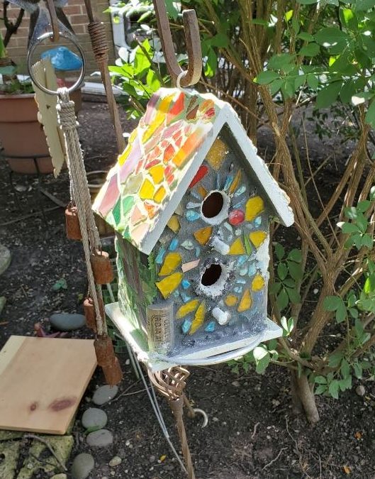 Here is the almost final result of the birdhouse which Stephanie made. She will be adding a few more details.